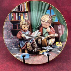 M.J. HUMMEL "BUDDING SCHOLARS" LITTLE COMPANIONS COLLECTION PLATE #VB4083